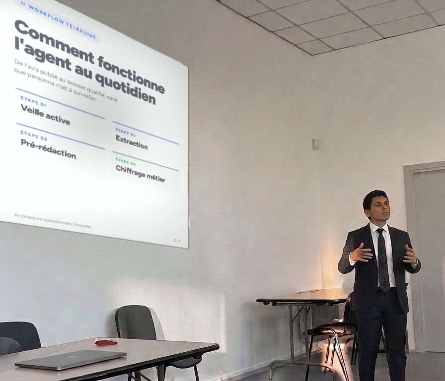 Anthony Morel, cofondateur de Neventia, présente le fonctionnement d'un agent IA de réponse aux appels d'offres devant une slide projetée, en salle de réunion en Bretagne