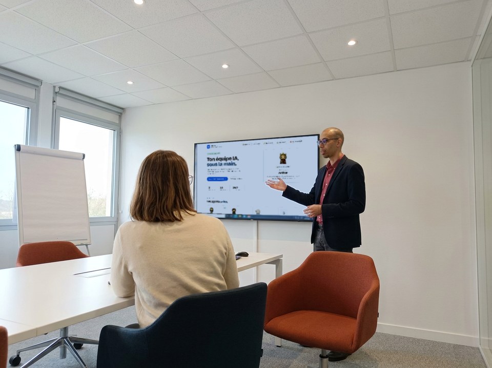Thomas Neira, cofondateur de Neventia, présente le cockpit des agents à une cliente en salle de réunion