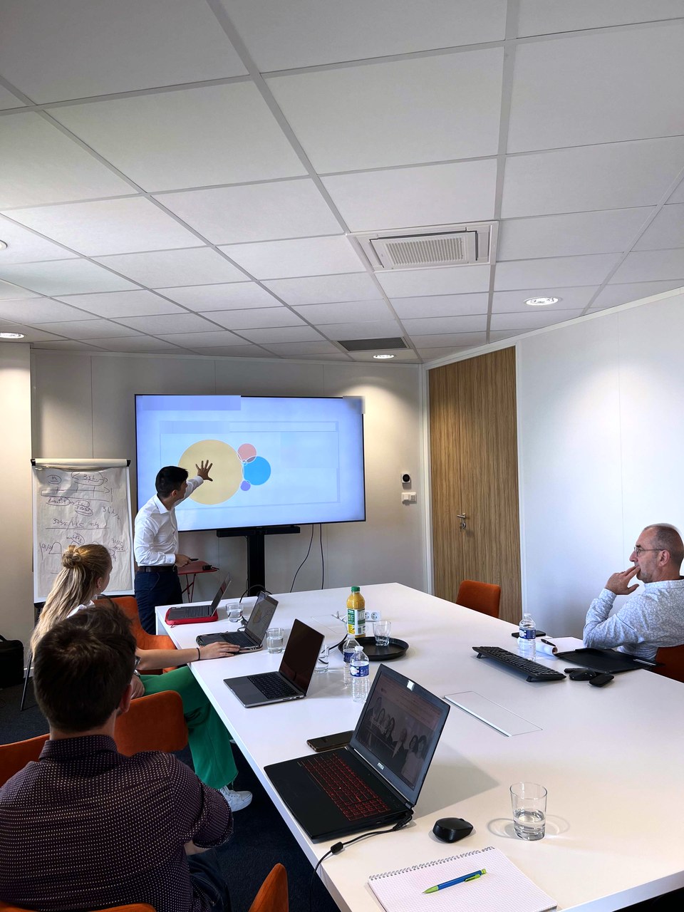 Restitution d'audit devant l'équipe d'un client, en salle de réunion dans le Grand Ouest
